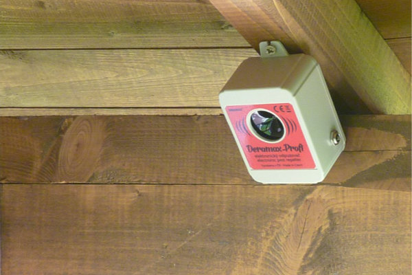 Elektronický plašič myší instalovaný na půdě